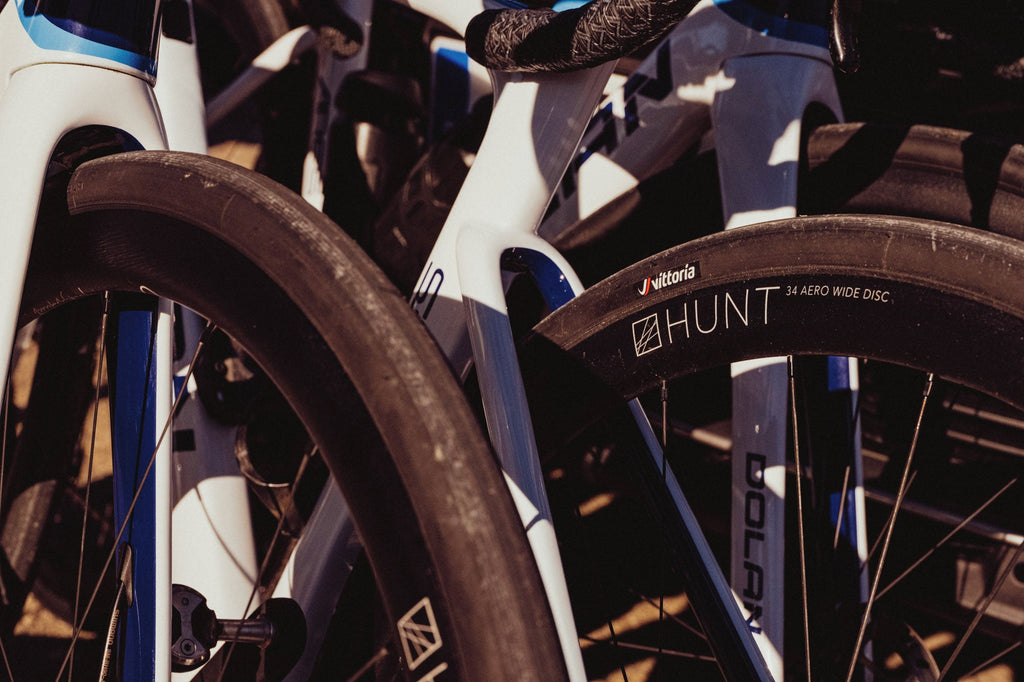 <h1>Tyres</h1><i>At HUNT, we enjoy the puncture resistance and grip benefits of tubeless on our every-day rides so we wanted to allow our customers the same option. Of course, all of our tubeless-ready wheels are designed to work perfectly with clincher tyres and inner tubes too.</i>
