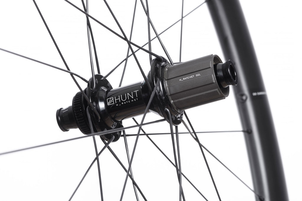 <h1>H_RATCHET SGL HUB</h1><i>The new HUNT H_Ratchet 36T SGL hubset provides a 10-degree engagement angle with improved durability, offering increased engagement surface area while using less shell materials relative to our race-proven pawl-based systems. Ships with Dumonde Tech Pro X freehub grease applied for long service life and contamination resistance. Compatible with 15mm thru-axles for adaptability for all modern road and gravel bikes.</i>