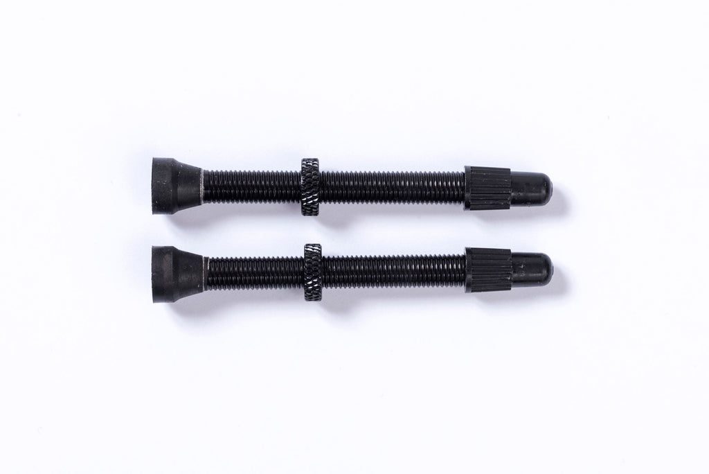 <h1>In The Box</h1><i><ul><li>HUNT BlackShield tubeless tape fitted to wheels.</li><li> The axle adapters needed for your bike, just fill in the simple form shown after order completion, the form is also included in your order confirmation page.</li>  <li>Cassette spacer for 8/9/10 speed</li>  <li>Tubeless Valves</li>  <li>Quality control card signed by your wheelbuilder</li></i>