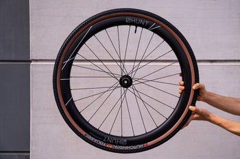 <h1>TYRE COMPATIBILITY</h1><i>Designed around a 25mm internal rim width, optimised aerodynamically for 38-42c gravel tyres (but will work with any tyre up to 64c). Also compatible with clincher tyres and tubes. They feature a hooked tyre retention design and are both fully ETRTO-compatible and tubeless-ready.</i>