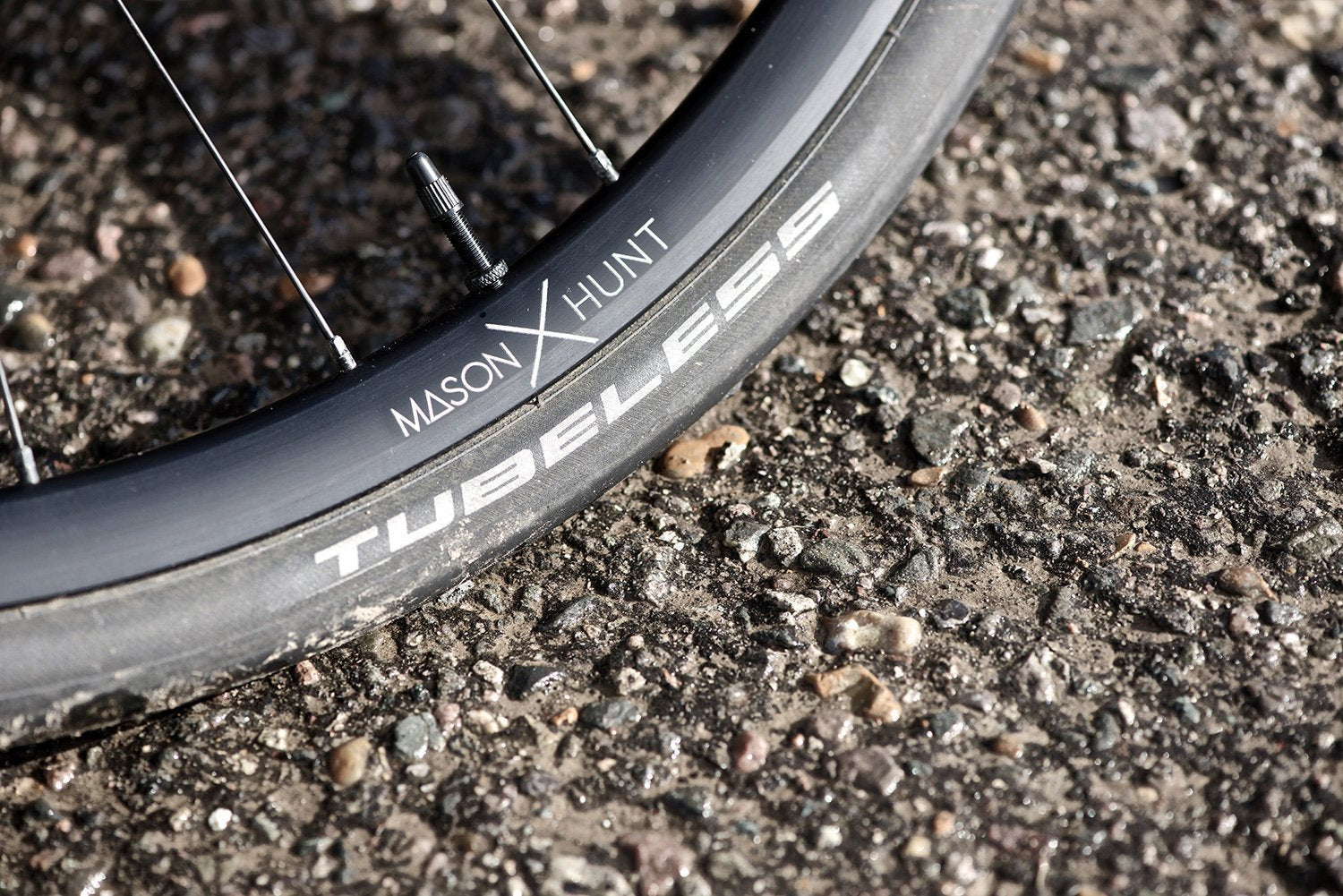 <html><h1>Tyres</h1><i>At HUNT, we enjoy the puncture resistance and grip benefits of tubeless on our every-day rides so we wanted to allow our customers the same option. Of course, all of our tubeless-ready wheels are designed to work perfectly with clincher tyres and inner tubes too.</i></html>