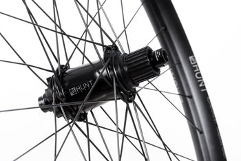 <h1>Rear Hub</h1><i>The demands of modern day Enduro riding are tougher than ever before. The E_EnduroWide hubs have been developed specifically for these demands; 10 degrees of engagement is delivered by a 6x1 pawl set up for increased resistance from the extra torque. Heatsinks built into the 6-bolt rotor mount helps to dissapate heat away from the hub and brake system. Oversized 17mm 7075-T6 series alloy increase stiffness.</i>