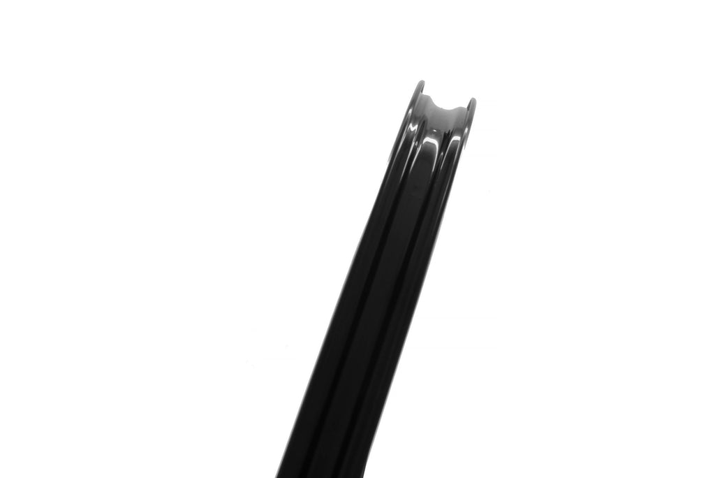 <html><h1>Rim Bed</h1><i>H-Lock tubeless-ready rim bed profile. H-Lock is our tubeless-ready rim bed profile with up-kicks to the shoulders of the tubeless steps which help to create a great rim-well seal for first installation and easy sealing of tubeless tyres. The H-Lock profile also locks the beads in place more securely once seated. This is especially important when running lower pressures off road.</i></html>
