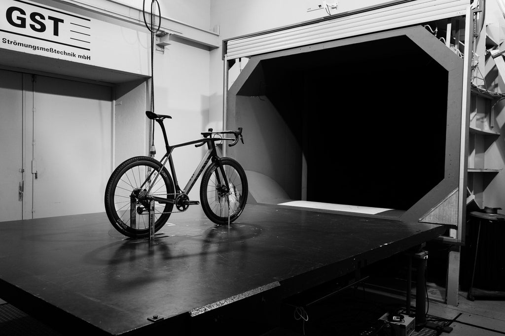 <h1>WIND TUNNEL TESTED</h1><i> Developed by Luisa Grappone, with years in the wind tunnel spent testing every last detail. We've left no stone unturned in designing this wheelset from the ground up to be very fastest in the world within its class.</i>